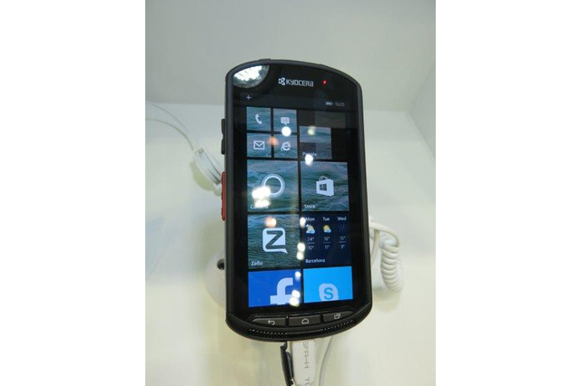 【MWC 2015 Vol.42】「Windows Phone」と太陽光充電ができる「Solar Phone」のデモ機……京セラ 画像