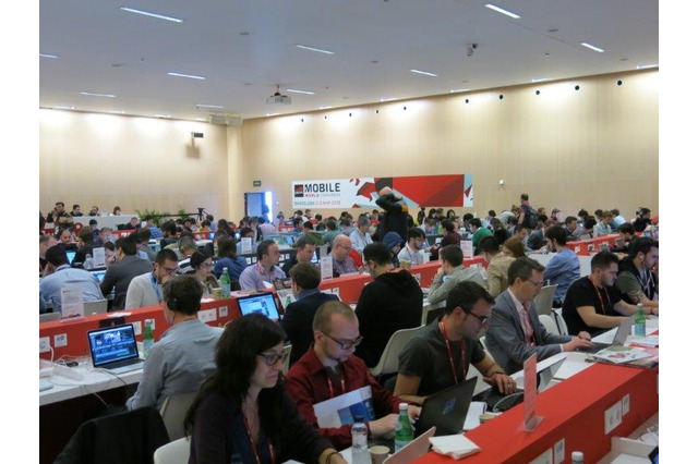 【MWC 2015 Vol.50】混雑時には座り込んで作業も……プレスルーム・レポート 画像