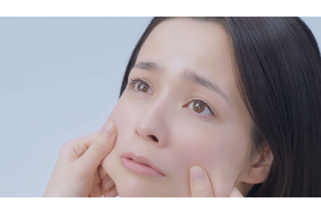 加藤ローサ、2児の母とは思えない!? 4年ぶりCMで“ぷるぷる素肌”披露 画像