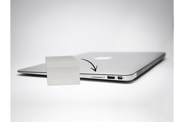 SDカードスロットに挿入する外部ストレージ「TarDisk256GB」 画像