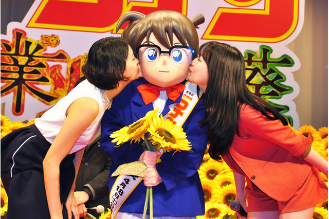 榮倉奈々&知英がチュッ! コナンのほっぺにキスマーク 画像