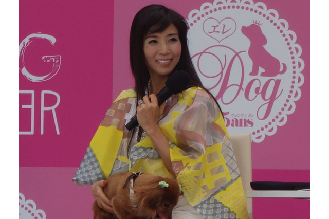 川島なお美、「愛犬はリードなしでも大丈夫ですけど、主人は…」 画像