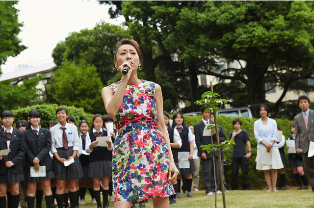 一青窈、“百年続いた”ハナミズキの前で…園芸高校式典で熱唱! 画像