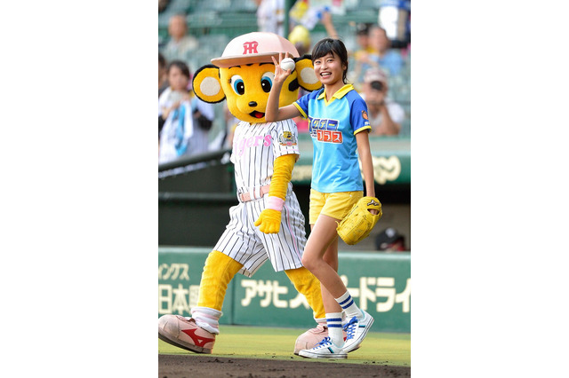 こじるり、甲子園始球式で大胆フォームのノーバウンド！「思ったところにボールがいった」 画像