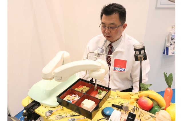 セコム、介護向けの食事支援ロボット「マイスプーン」を展示 画像