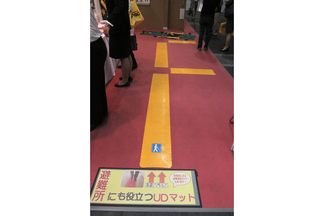 【防犯防災総合展2015#010】工事費不要の視覚障害者用誘導路 画像