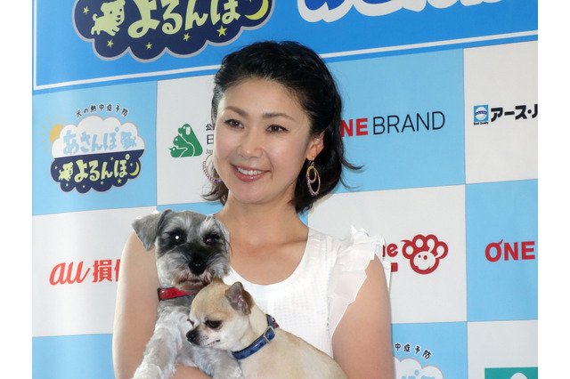 愛犬と登場の古閑美保、「パートナーも犬に慣れて欲しい」 画像