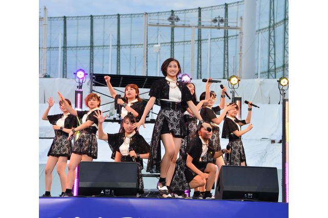 アンジュルム、迫力のパフォーマンスで花火大会の夜を彩る! 画像