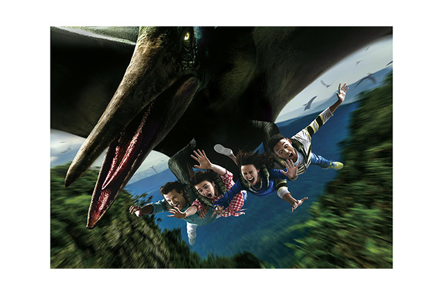 恐竜に捕まって空を飛ぶ!? USJで来春オープンのフライング・コースター 画像