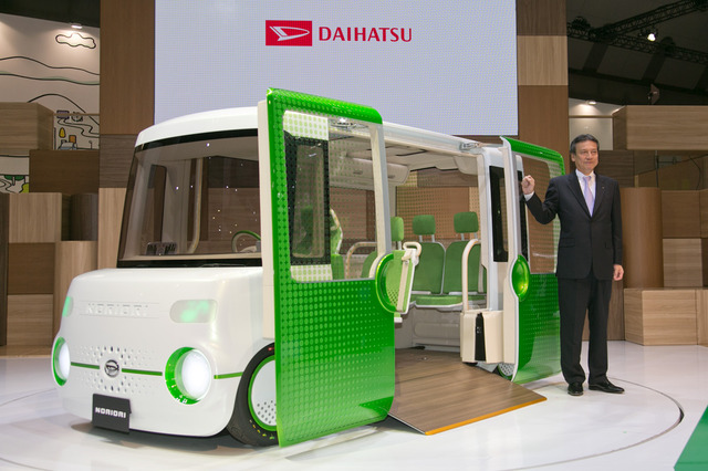 【東京モーターショー2015】ダイハツが移動店舗にデジタルサイネージを採用 画像