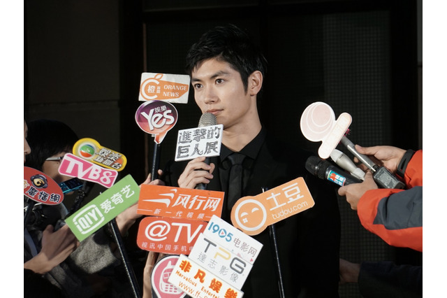 三浦春馬、台湾版「進撃の巨人展」に登場!空港にファン200人集結 画像