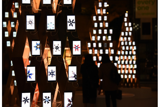 Google、600台のスマホでクリスマスツリー!六本木で16日まで開催中 画像