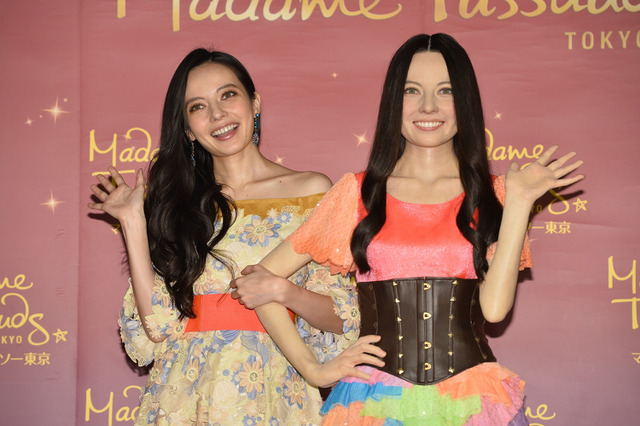 ベッキー、等身大フィギュアに感激「そっくりというか、むしろ“同じ”」 画像