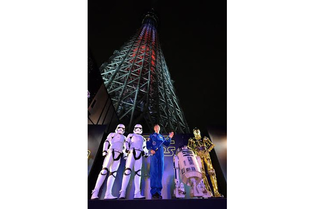 「スター・ウォーズ」本日公開!東京スカイツリーがライトセーバーに変身 画像