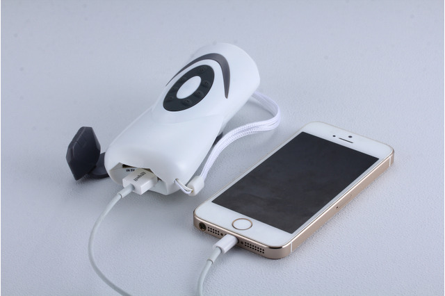 スマホも充電できる!手回し式の充電ラジオライト「プチサンダー」 画像