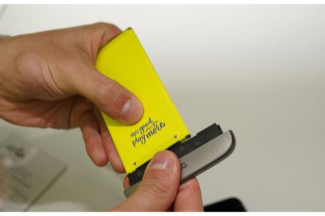 動画レポ！フルメタルボディなのにバッテリー交換対応、新型スマホ「LG G5」の“Magic Slot”【MWC 2016 Vol.11】 画像