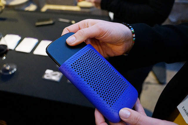 燃料電池でスマホを充電できるポータブルバッテリー！【MWC 2016 Vol.14】 画像
