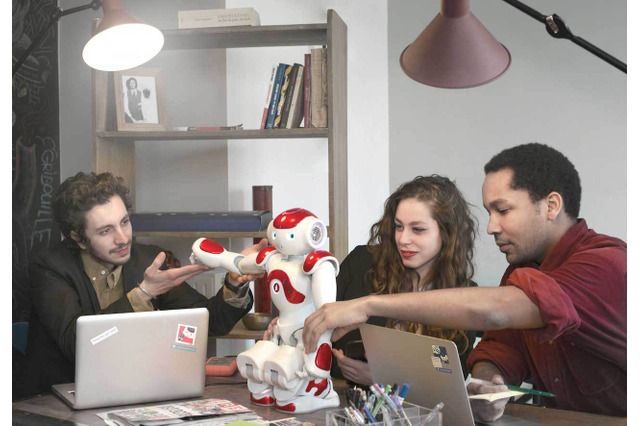 インバウンドビジネスのカギを握る!? 19カ語をマスター予定の人型ロボ「NAO」 画像