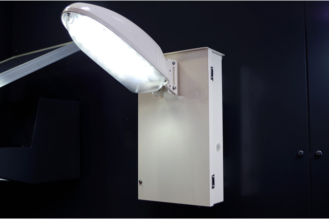 災害&停電時にも光を絶やさない!大容量蓄電池内蔵LED防犯灯 画像