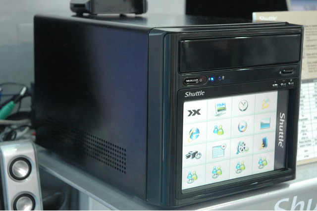 【台湾Valueを探る！〜COMPUTEX TAIPEI 2008〜】前面液晶を取り外してリモコンに！台湾Shuttleが謎のキューブPC 画像