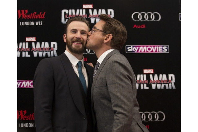 アイアンマンとキャプテン・アメリカがキス?! カメラが回っていないと… 画像