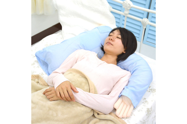 これで独りの夜も快眠!? 着せ替えもできる「包まれ腕枕」ってどうなの？ 画像