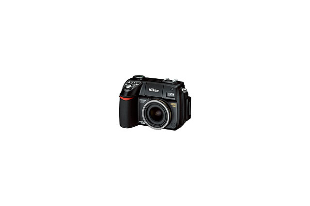 ニコン、広角24mmズームレンズ搭載の800万画素機「COOLPIX8400」 画像