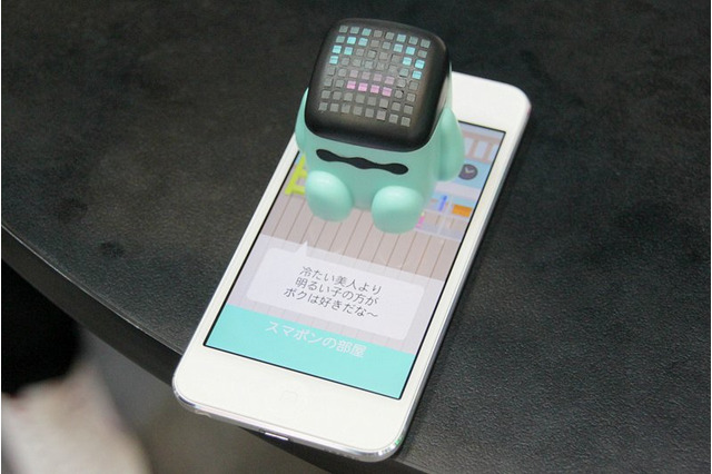 スマホに乗せるだけ、小さなロボットが人の会話に反応して喋る「Smapon」 画像