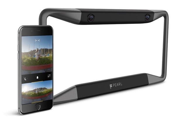 Appleの元従業員らが開発！スマホと連携できる自動車用バックモニター「RearVision」 画像