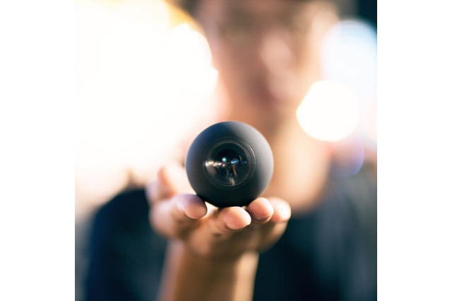 新感覚!360度パノラマ撮影が可能な小型球体カメラ「Luna 360」 画像
