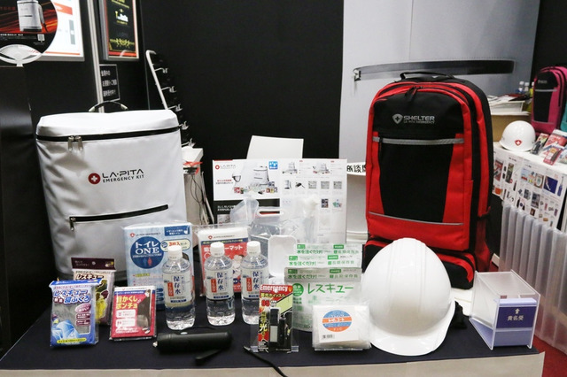 水絡みの災害にも対応する防水仕様の非常用持ち出し袋 画像