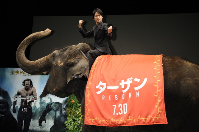 桐谷健太、ゾウにまたがり雄叫び! 画像