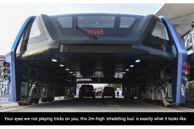 道路をまたいで走る巨大バス「TEB」！ 実用化に向け中国でテスト走行 画像