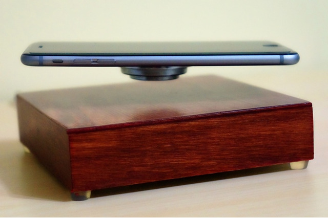 近未来的!スマホを浮かべてワイヤレス充電する「OvRcharge」登場 画像