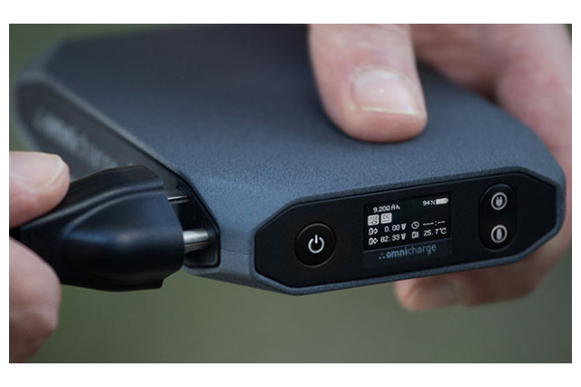 充電完了までの時間を表示！ 最大20,400mAhの小型モバイルバッテリー「Omnicharge」 画像