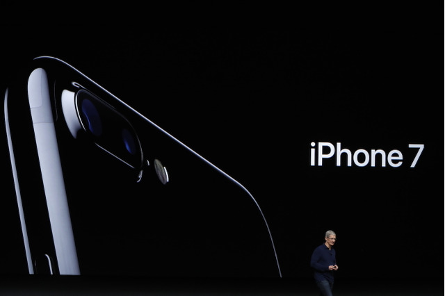 Apple、iPhone 7/7 Plusを発表!発売日は16日…新色ジェットブラック、FeliCa搭載、イヤホンジャック廃止 画像