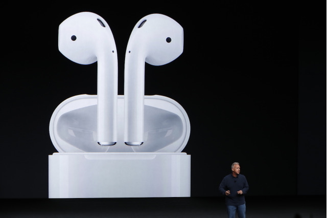 Appleから新発売のイヤホン「AirPods」はシンプルで魔法のようなワイヤレス 画像