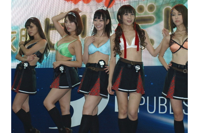 なんと、ステージで衣服ビリビリ撮影会が!……東京ゲームショウ2016 画像