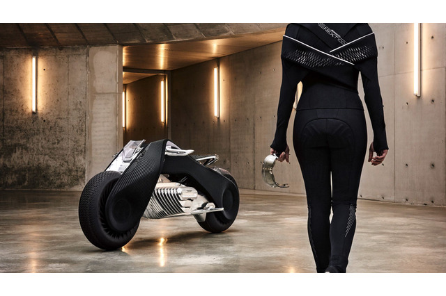 BMWの近未来型バイクがカッコいい!完全自立式&ヘルメットや重装備が不要に 画像