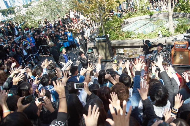 Mrs. GREEN APPLE、原宿のど真ん中でサプライズライブ 画像