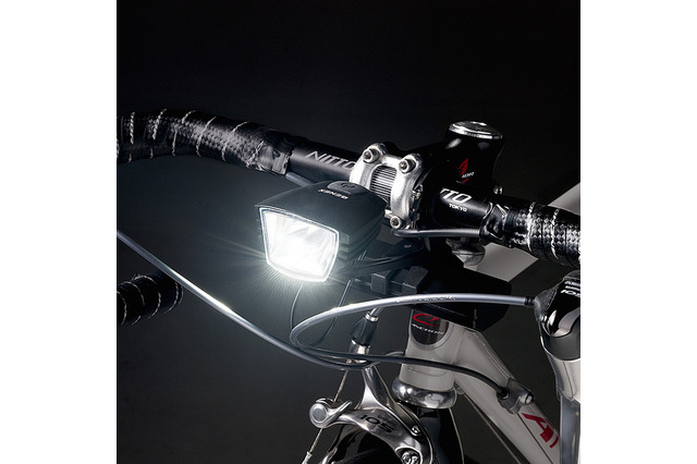 スマホも充電OK!280ルーメンの自転車用LEDライト 画像