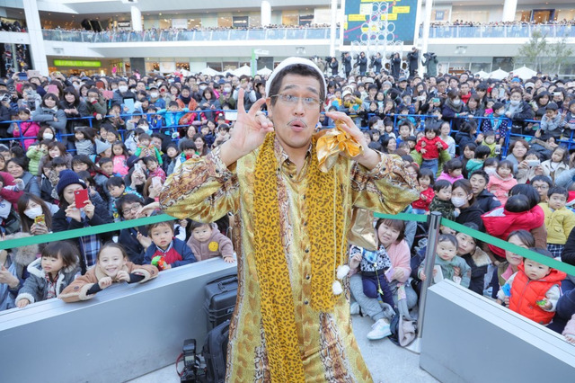 「こんなに日本人いたんですね」!ピコ太郎が初のフリーライブで人混みにビックリ 画像