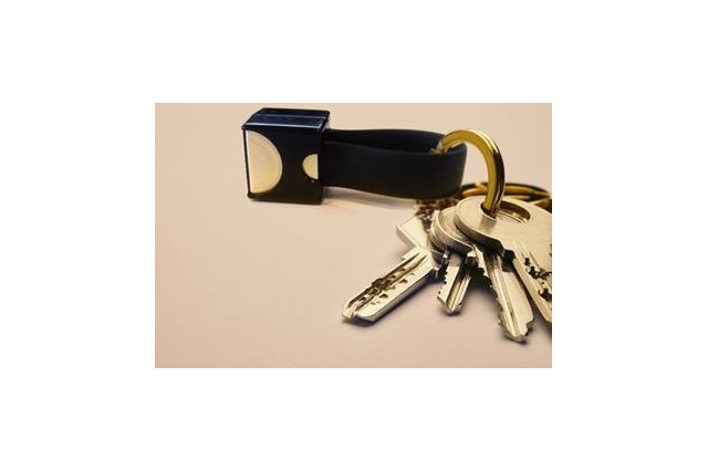 鍵と一緒に持ち歩ける小型の非常用スマホ充電アイテム「nipper」 画像