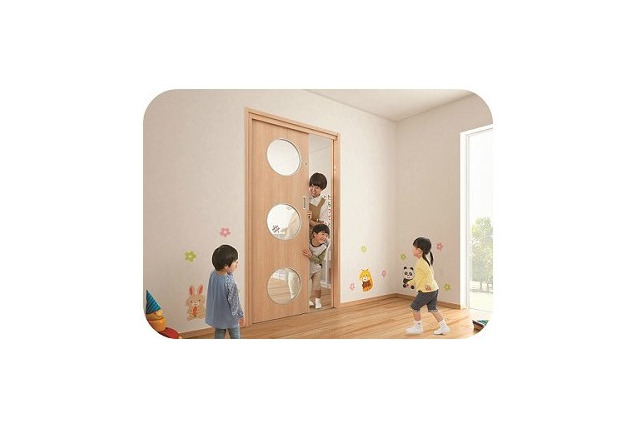 指はさみから事故対策まで配慮した幼稚園・保育施設向けドア 画像