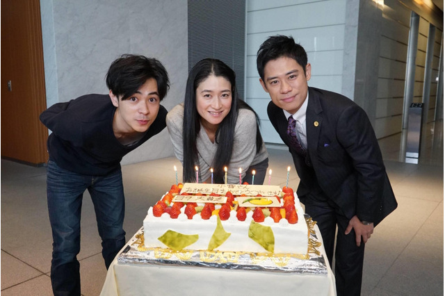 小雪、新ドラマ『大貧乏』撮影現場で40歳のサプライズ・バースデイ! 画像