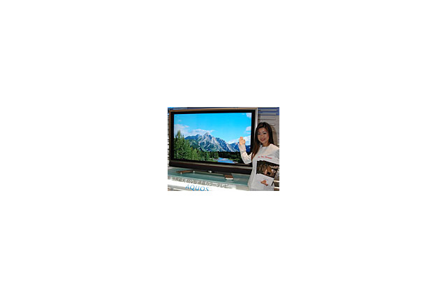 ［CEATEC 2004］シャープ、世界最大の65V型液晶テレビを開発 画像