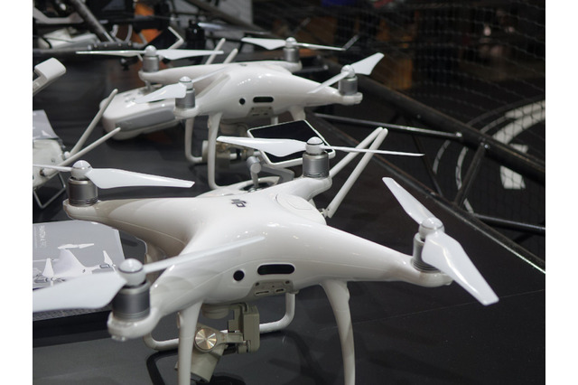 最新ドローン「PHANTOM 4 PRO」の機能デモに人だかり……『CP+2017』 画像