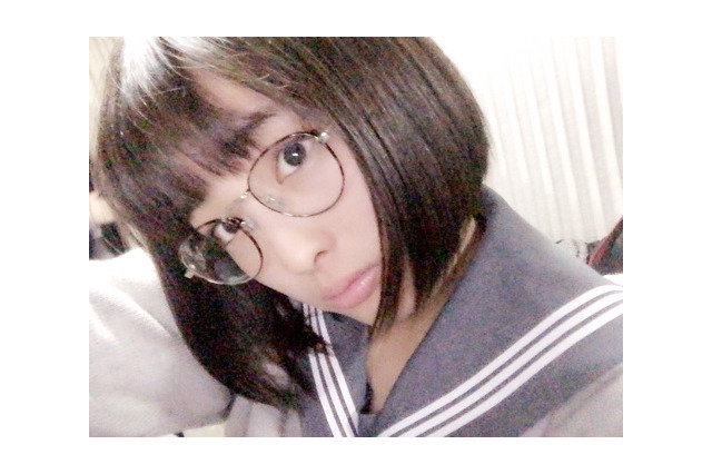 大友花恋のセーラー服でメガネをかけた“文学少女”な姿に反響 画像
