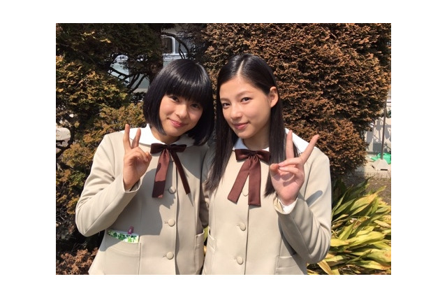 芳根京子と石井杏奈のピースショットに「大好きなふたり!!」と反響 画像