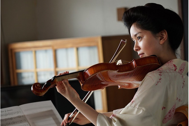 鈴木亮平主演『宮沢賢治の食卓』で石橋杏奈がヴァイオリン演奏に初挑戦 画像